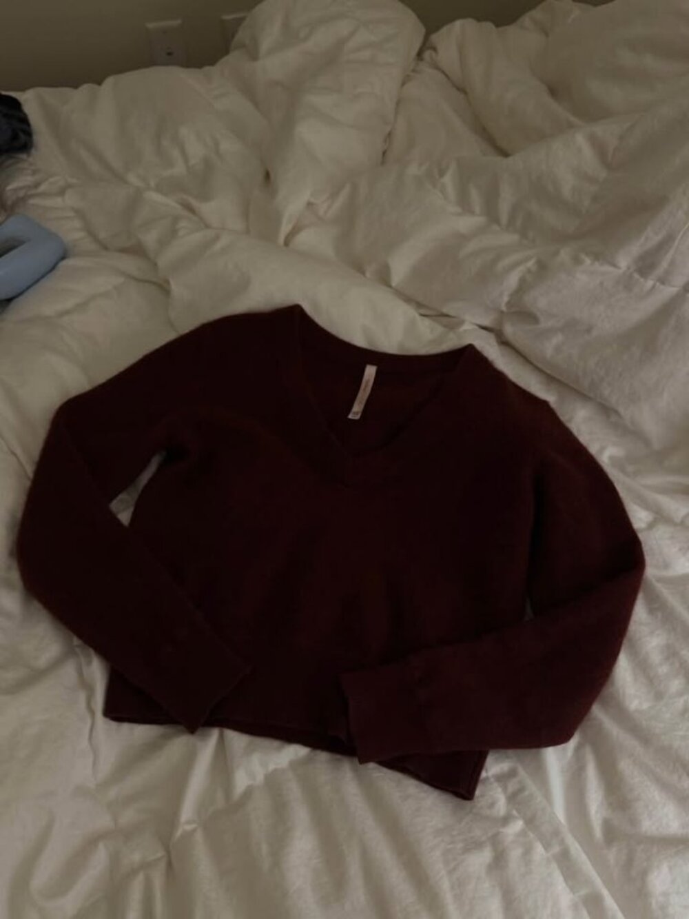 Aritzia Babaton 100% Cashmere V-Neck Sweater in Maroon (XXS)